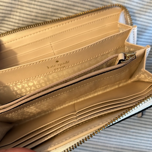 Bifold Kate Spade Wallet lightly used - Picture 3 of 4